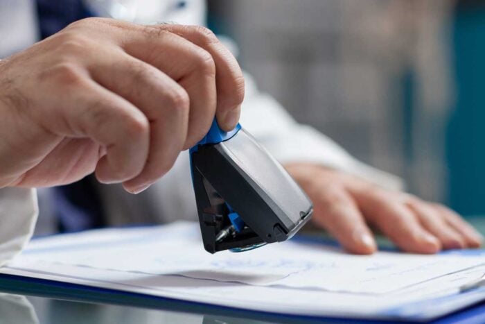 Trabalhador tem justa causa mantida após atuar em outro emprego durante licença médica