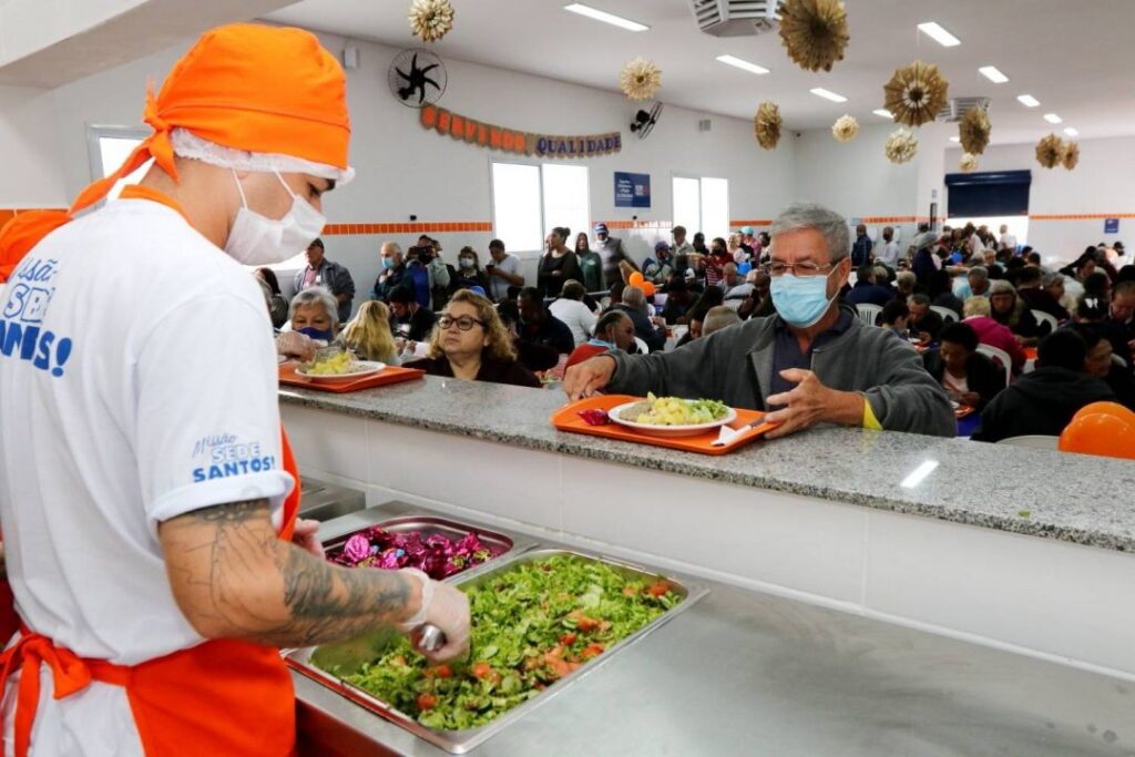 Criado no ano 2000, restaurante serve almoço com arroz, feijão, proteína e fruta por apenas R$ 1 e vende 3,1 milhões de refeições por mês