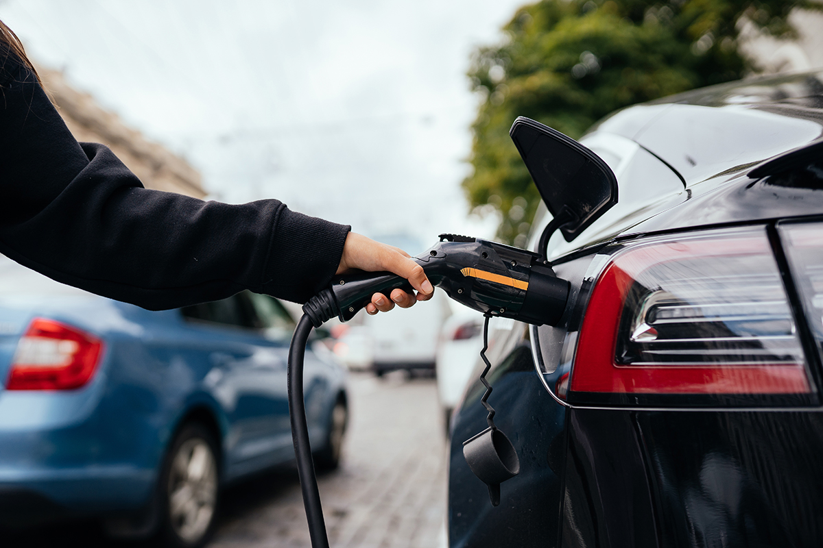 Quem paga a conta de luz quando há carro elétrico no condomínio?