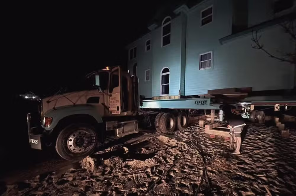 Após 31 casas serem engolidas pela água, moradores colocam suas propriedades sobre rodas e transportam para longe do mar antes que desapareçam