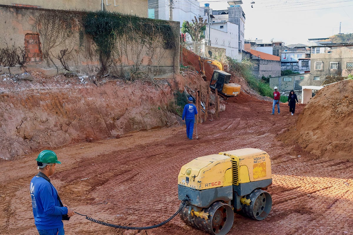Engolida por cratera há 8 meses, rua na Zona Leste será liberada em setembro