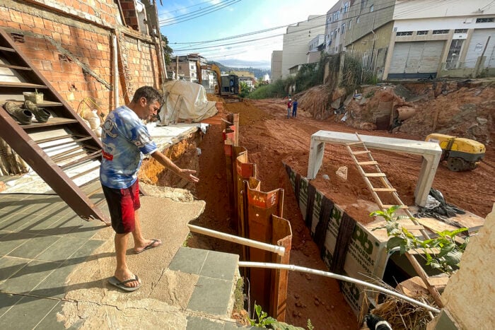 Engolida por cratera há 8 meses, rua na Zona Leste será liberada em setembro 1 cratera