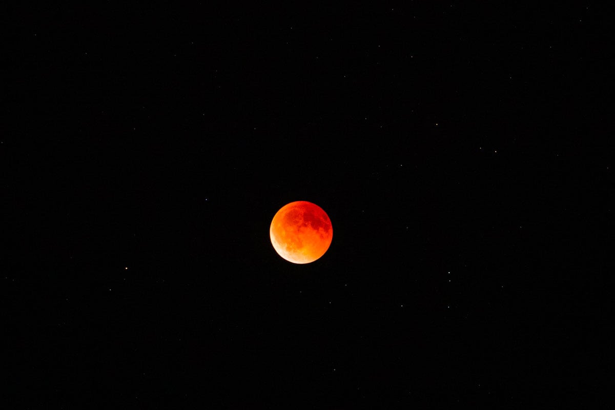 Eclipse lunar quase total será visível no Brasil; veja horários