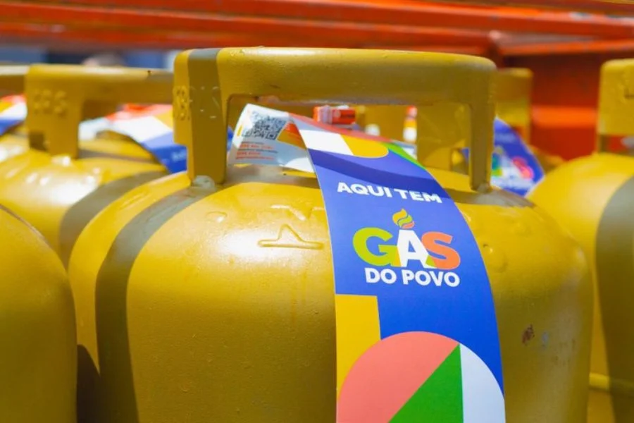 Famílias do CadÚnico podem buscar até 6 botijões de gás por ano sem pagar pela recarga, mas cada vale tem prazo para vencer