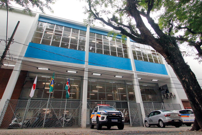 Homem é condenado a quase 29 anos de prisão por matar enteado e esfaquear esposa em Juiz de Fora
