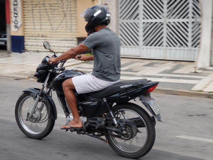 Calçados inadequados na condução de veículos automotores 1 foto moto com chinelo 1