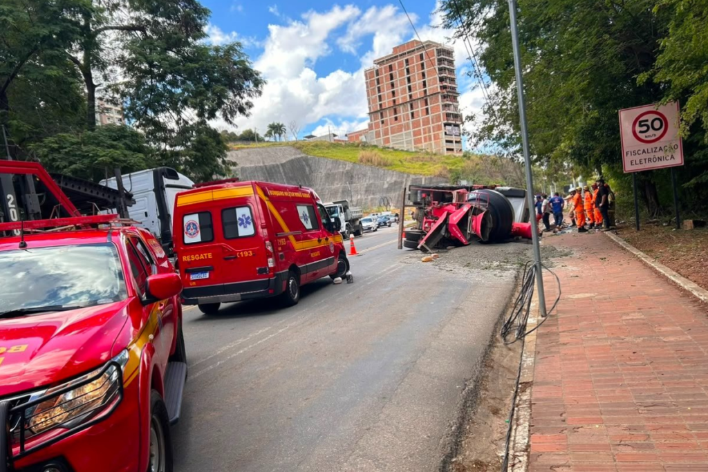 Motorista é ejetado de cabine e sobrevive após batida entre caminhões em Muriaé 1 fotos 2026 08 18T082216.168