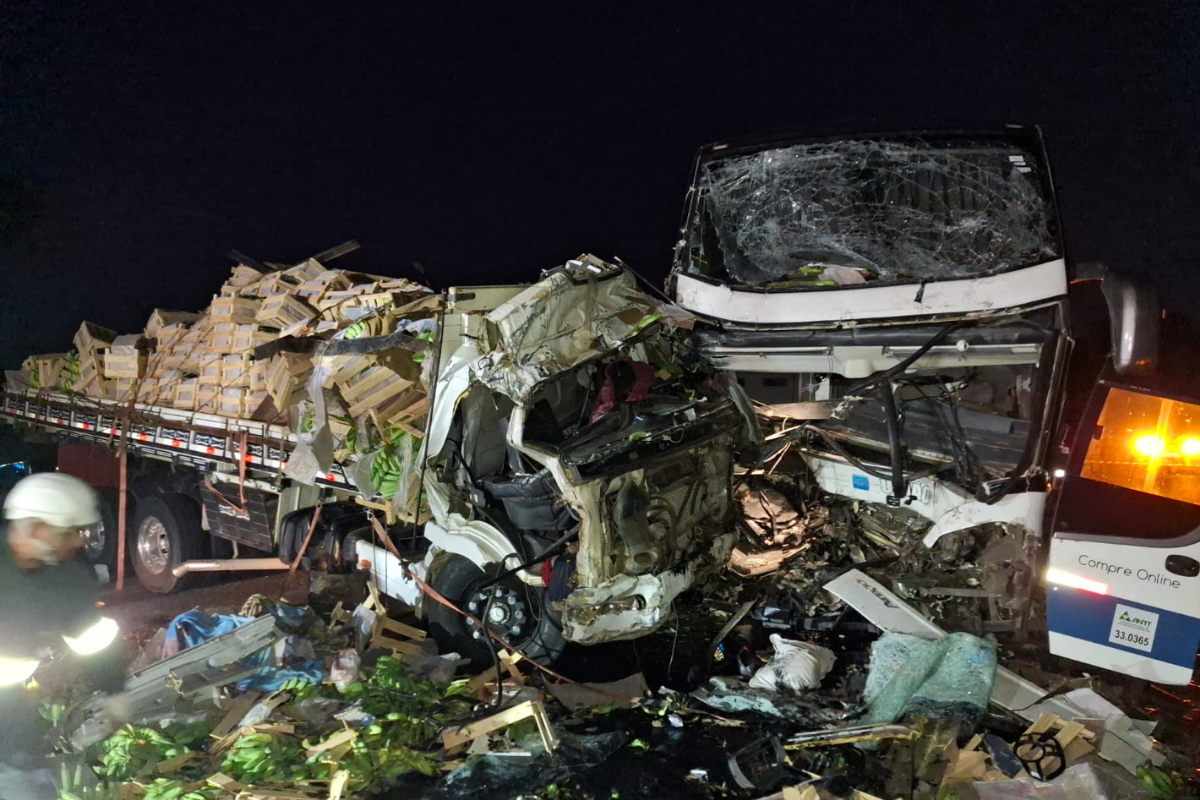 Três pessoas morrem em dois acidentes com ônibus na BR-116; veja o que se sabe