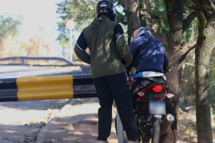 Pedestres e motociclistas atravessam diariamente trecho interditado da Estrada Gentil Forn 2 gentil forn 3 felipe couri