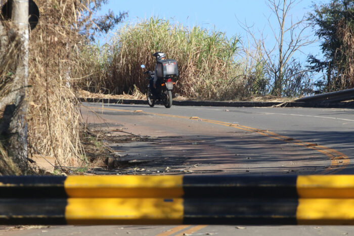 Pedestres e motociclistas atravessam diariamente trecho interditado da Estrada Gentil Forn 3 gentil forn felipe couri
