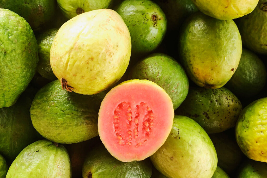 Entenda como a goiaba pode ajudar na prevenção da anemia 1 goiaba foto pexels