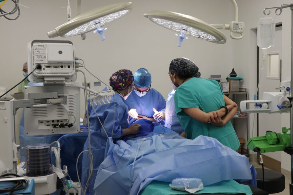 IA ajuda médicos durante cirurgia para retirar tumor de 11 milímetros e devolver visão a paciente