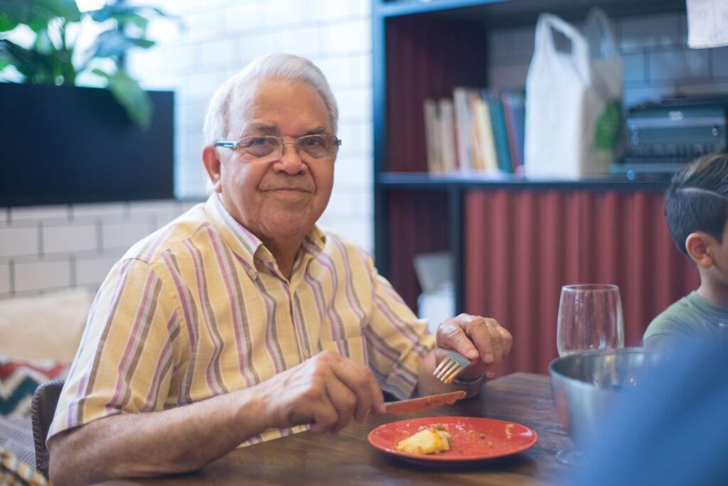 Idosos que ficam de 14 a 24 horas sem comer acumulam doenças mais rapidamente, aponta estudo