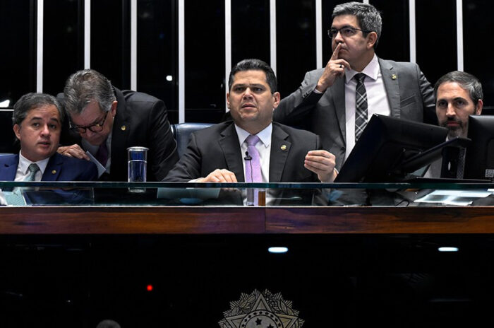 "Pauta prioritária": Alcolumbre destrava PEC do fim da escala 6x1 no Senado 13 "Pauta prioritária": Alcolumbre destrava PEC do fim da escala 6x1 no Senado