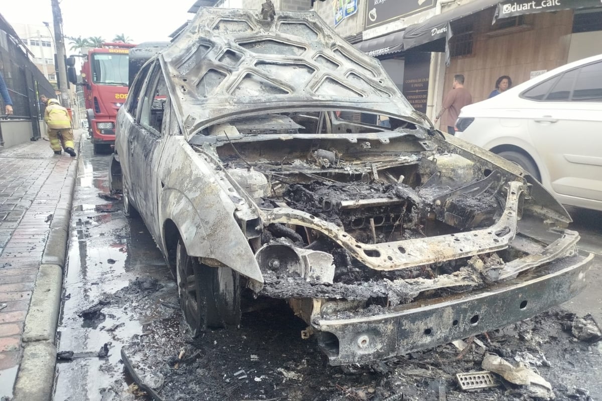 Após manutenção, carro é destruído por chamas na Zona Norte