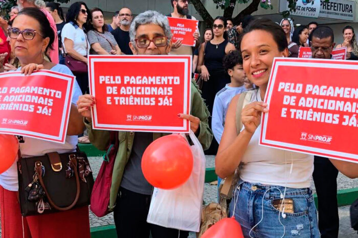 Professores da rede municipal paralisam atividades e protestam em frente à PJF