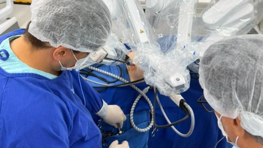 Médico chileno opera paciente brasileiro a 3 mil quilômetros de distância com robô que responde aos movimentos em menos de 0,2 segundo