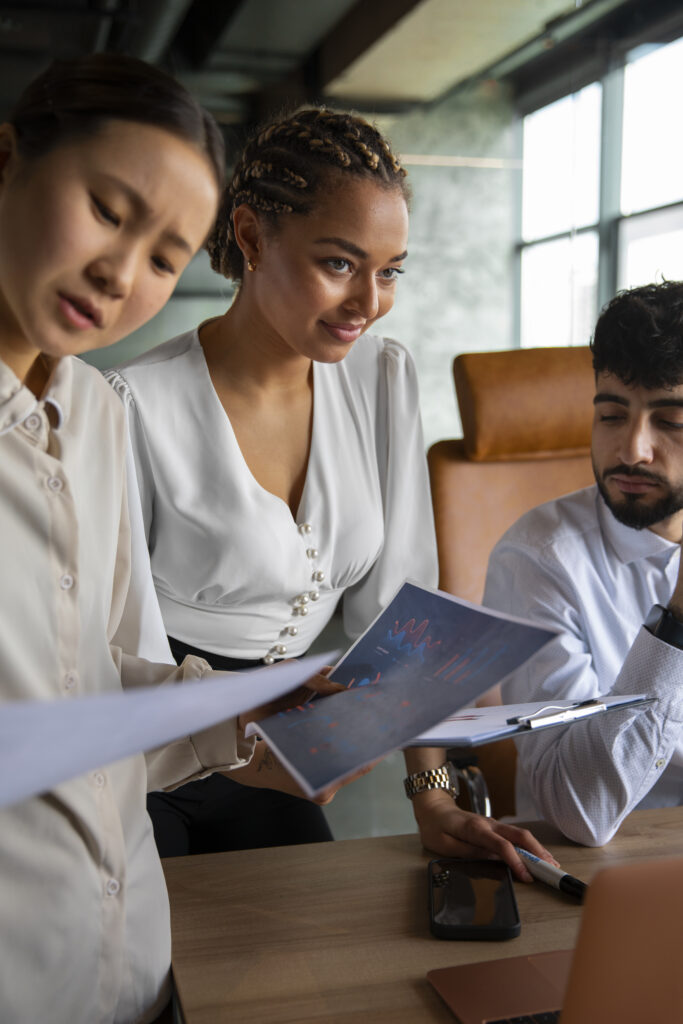 Quem vai formar a próxima geração de profissionais? 1 office workers using finance graphs