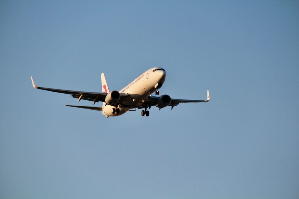 Passageiro que tem dificuldade de viajar sozinho pode levar acompanhante pagando somente 20% da passagem aérea