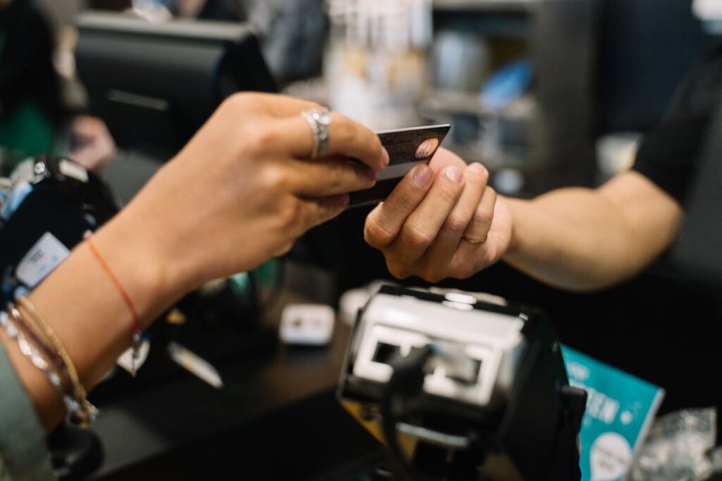 Dívida de R$ 1 mil no cartão não pode mais virar R$ 3 mil, mesmo se o banco continuar cobrando juros