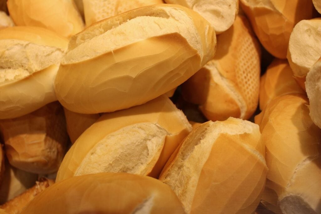 Pão francês não pode ser vendido por unidade nas padarias e deve ser cobrado por quilo, determina regra do Inmetro