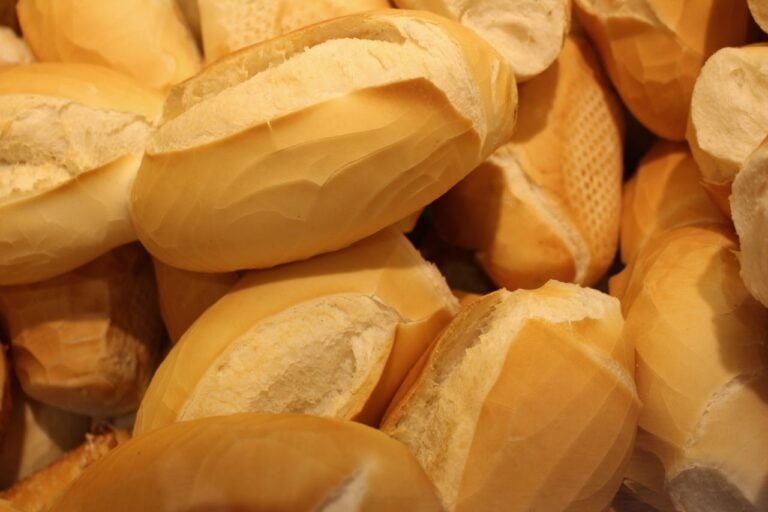 Pão francês não pode ser vendido por unidade nas padarias e deve ser cobrado por quilo, determina regra do Inmetro