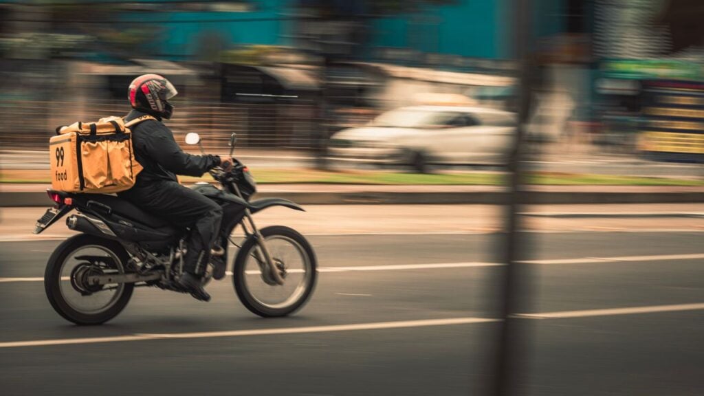 Entregadores podem conseguir até R$ 30 mil da Caixa para trocar a bicicleta ou comprar uma moto