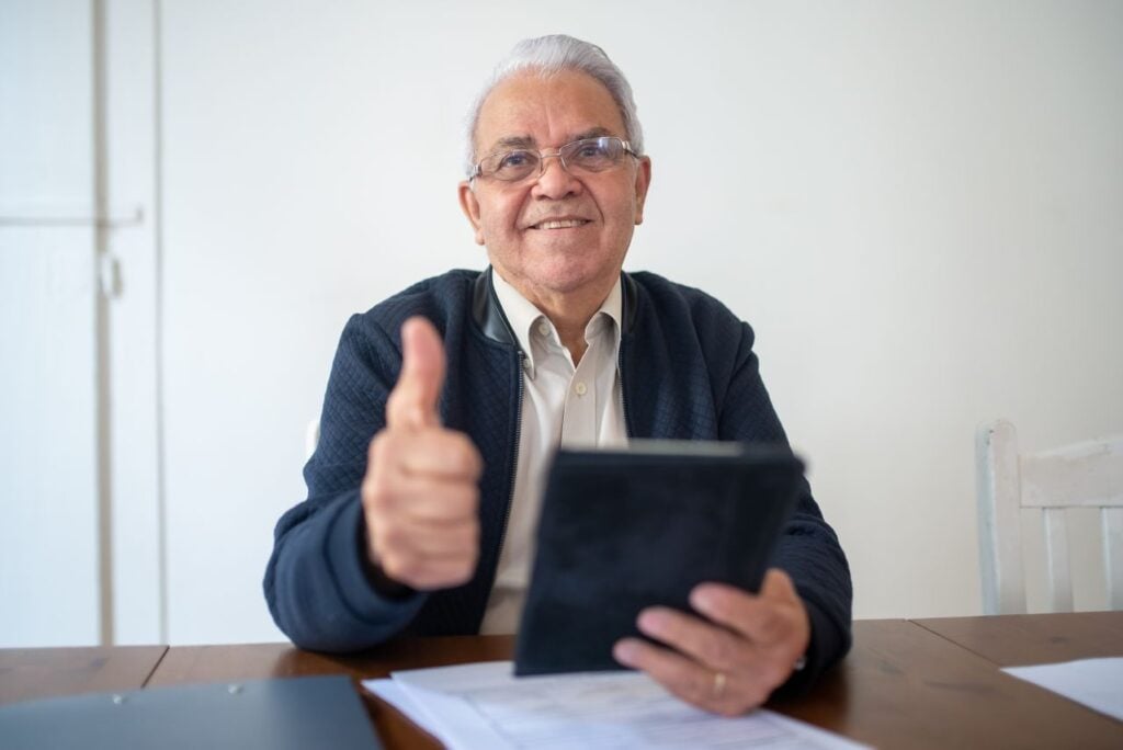 Idosos acima dos 60 anos que recebem até R$ 3.242 ganham novo benefício do governo