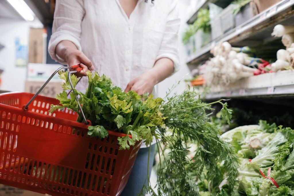 Mulher escorrega em produto no chão do mercado, fratura o ombro, faz cirurgia e recebe mais de R$ 30 mil pela responsabilidade prevista no Código de Defesa do Consumidor