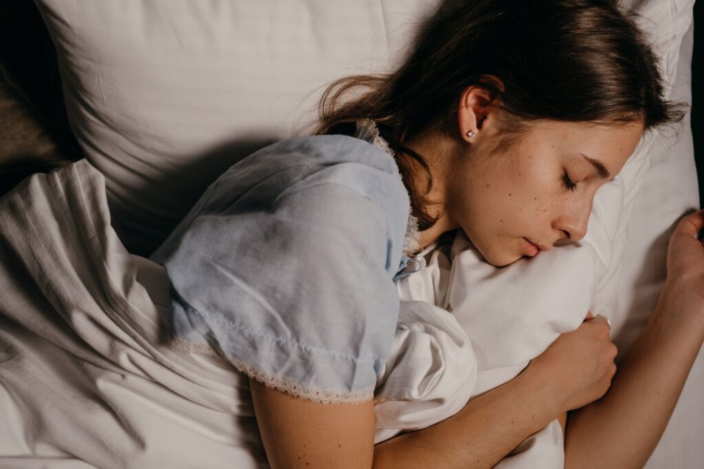 Dormir menos de 6 ou mais de 8 horas foi ligado ao envelhecimento acelerado de 17 órgãos; estudo aponta faixa ideal