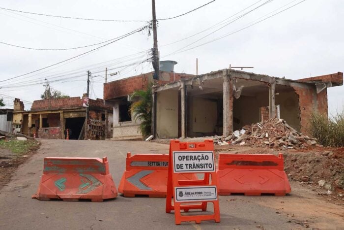 Cinco dias após demolições no São Bernardo começarem, moradores ainda ocupam casas na fila