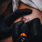 Homem é condenado por lesão corporal gravíssima por tatuar duas adolescentes sem autorização dos pais 2 tatuador minas foto pexels