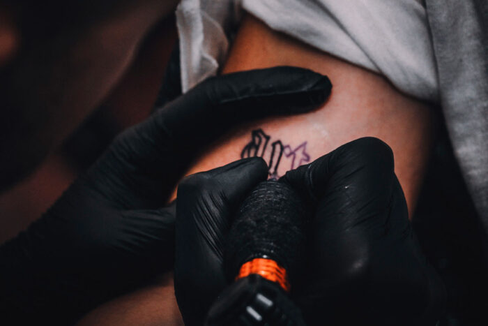 Homem é condenado por lesão corporal gravíssima por tatuar duas adolescentes sem autorização dos pais