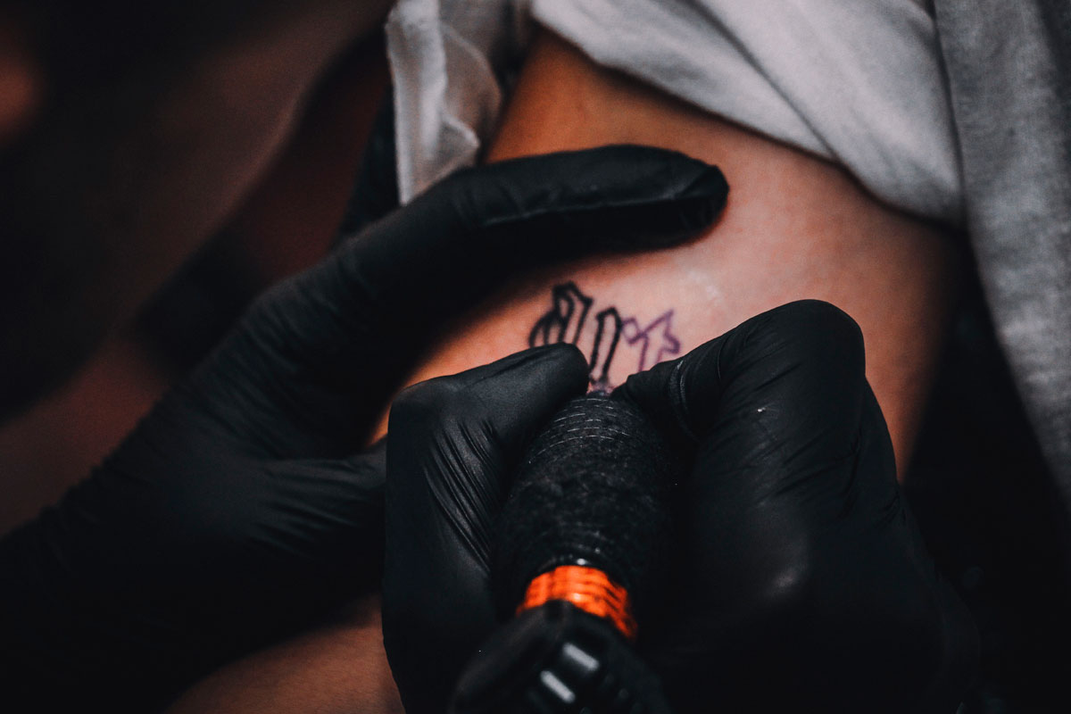 Homem é condenado por lesão corporal gravíssima por tatuar duas adolescentes sem autorização dos pais
