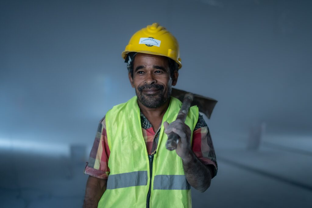 Trabalhadores podem ganhar quatro horas livres por semana sem perder salário, mas serviços podem ficar quase 7% mais caros no Brasil