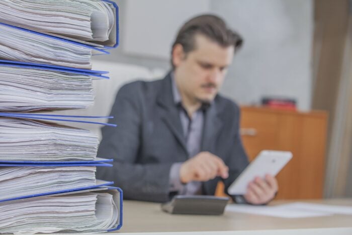 O que considerar antes de terceirizar a guarda de documentos da sua empresa 2 young businessman working from his office 1