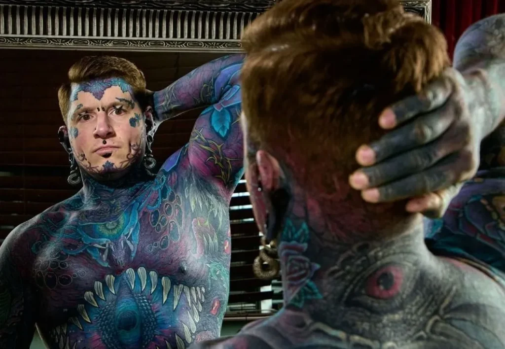 Canadense começa tatuando o nome do filho, passa duas décadas cobrindo 90% do corpo e entra para o Guinness com cerca de 40 camadas de tinta na pele