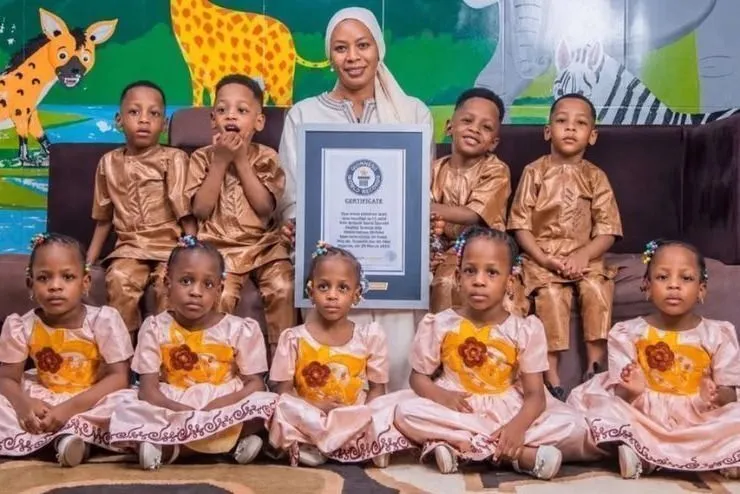 Mãe dá à luz cinco meninas e quatro meninos de uma só vez, passa 19 meses em outro país com os bebês e agora prepara os nove filhos para começar a escola