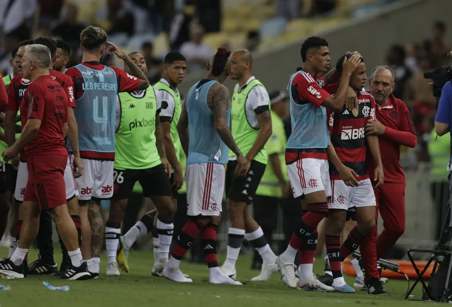 Botafogo dá chapéu no Vasco e deve contratar atacante ex-Flamengo por R$ 71 milhões