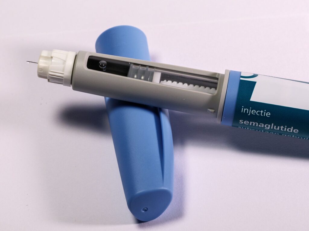 13 pessoas que usavam canetas para diabetes e controle do peso tiveram uma doença rara nos olhos, e Anvisa agora investiga se existe relação com os medicamentos