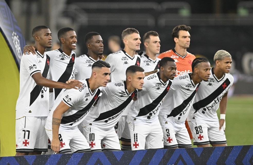Torcida do Vasco recebe notícia sobre negociação de R$ 900 milhões envolvendo atacante