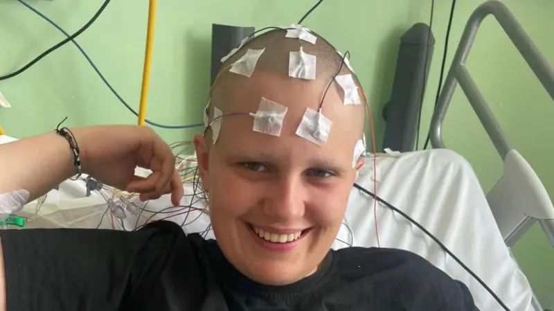 Após ser diagnosticada com ansiedade, depressão e epilepsia, mulher recorre à IA, conversa com médico e descobre que tinha uma doença rara