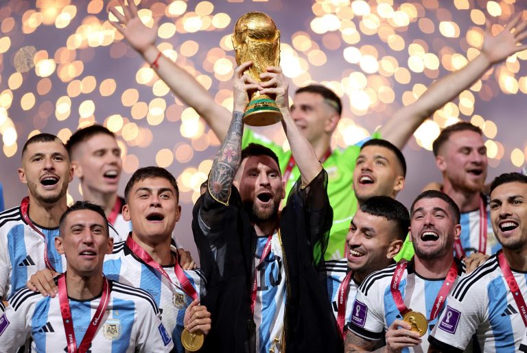 Campeão mundial recusa Real Madrid e City, fica no clube do coração e agora se diz triste