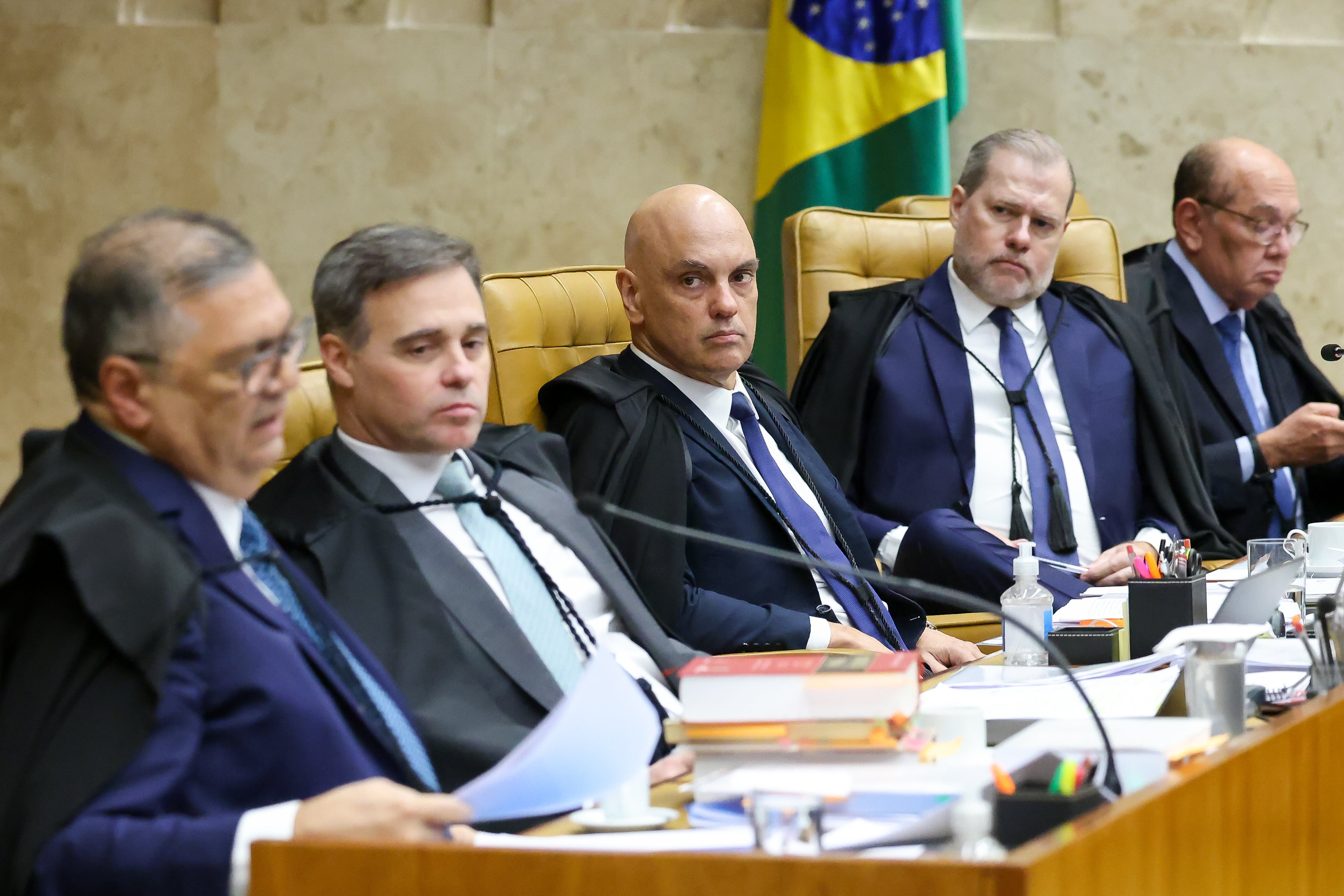 STF se divide sobre casos Moraes e Mendonça, e Dino suspende julgamento