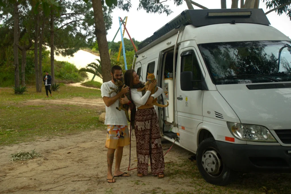 Jornalista de Pelotas (RS) e videomaker paulista trocam a festa de casamento por uma casa sobre rodas e partem para atravessar o litoral do Brasil com três gatos
