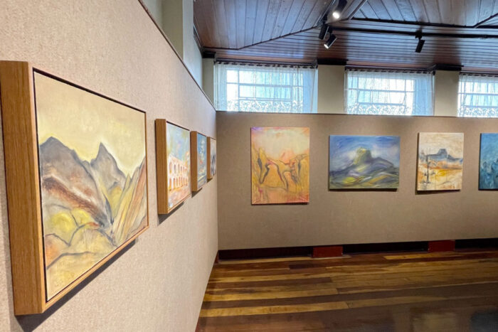 Exposição ‘Tantos Lugares…’ transforma viagens e paisagens em arte no Forum da Cultura