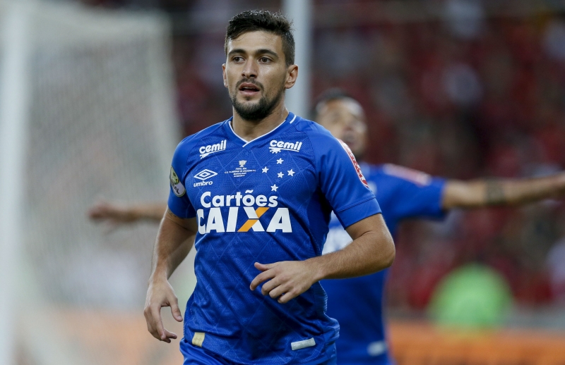 Cruzeiro age nas últimas horas do mercado, nome de Arrascaeta é acionado e contratação é confirmada