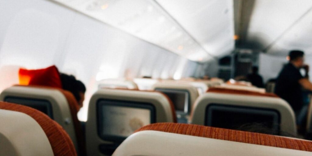 Companhia aérea não pode cobrar dos pais para colocar menor de 16 anos no assento ao lado durante o voo