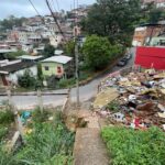 Sete meses após chuvas, escombros permanecem e moradores do Santa Rita relatam dificuldades para acessar ônibus 18 Santa Rita