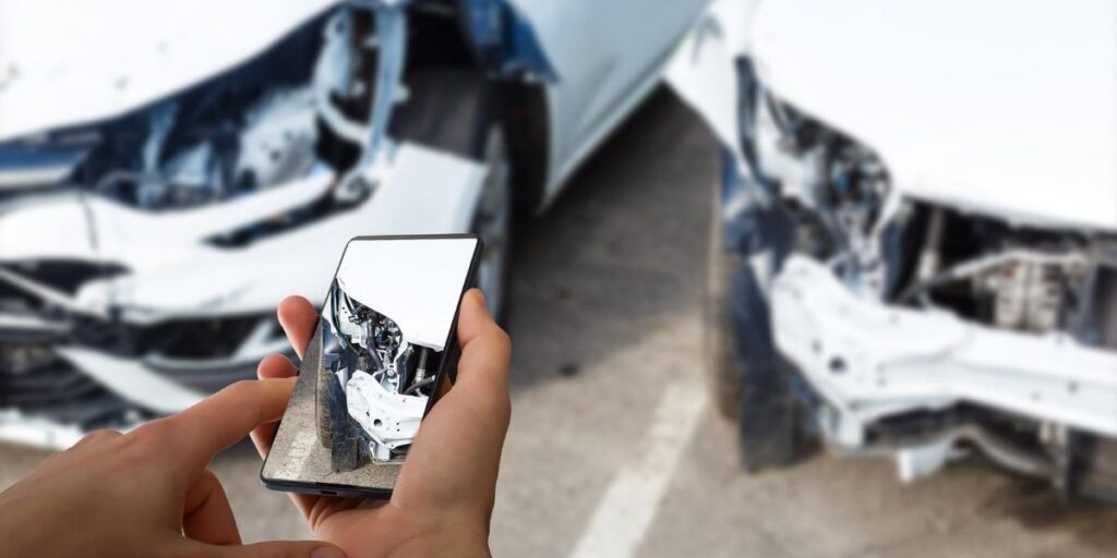 Motorista bate o carro, seguradora nega o conserto porque dano não chegou a 75% e Justiça manda pagar R$ 9,2 mil porque regra estava escondida no contrato